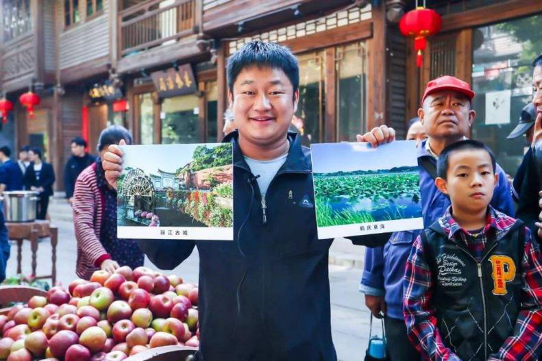 抖音達人石榴哥化身嗨學體驗官，空降新華引爆直播間