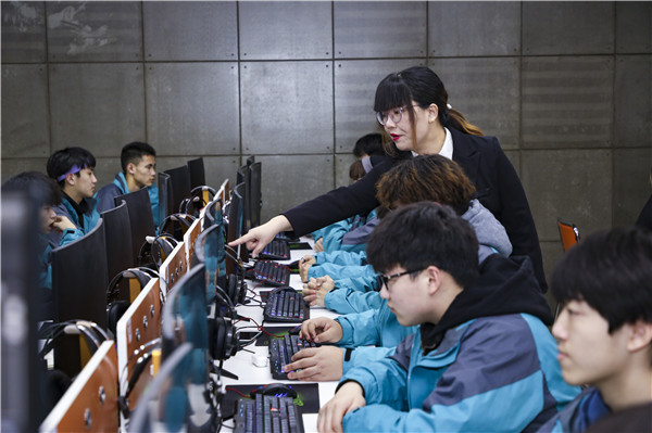 新華互聯網科技以產促教，培養新領人才