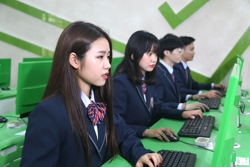 女生初中畢業學什么？女生適合學互聯網嗎？