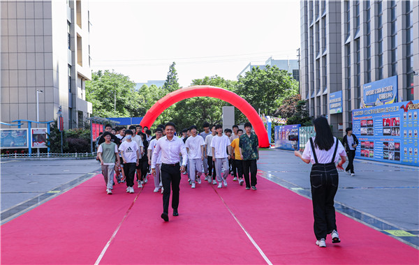 巔峰實習，京彩有你 ——南京新華京東618實習項目總結與表彰大會圓滿結束