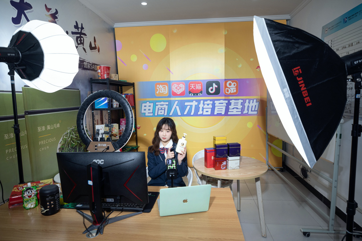 全媒體數智化流量時代-新華這個<a href=http://njxh.cn target=_blank class=infotextkey>專業</a>的學生成為企業香餑餑