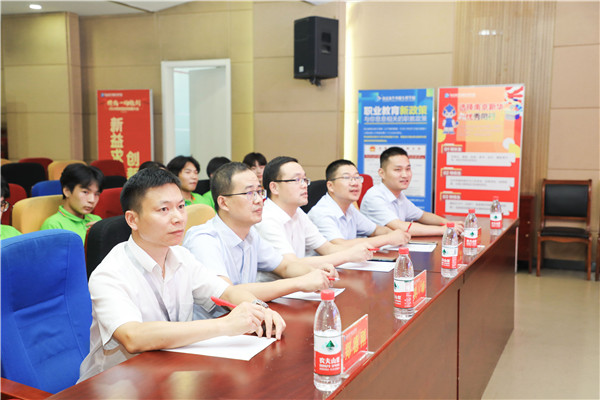 為幫助我校學(xué)生明確職業(yè)生涯規(guī)劃，確定個(gè)人職業(yè)方向，強(qiáng)化職業(yè)規(guī)劃意識(shí)，更好地樹立個(gè)人理想，2022年7月29日，南京新華電腦專修學(xué)校在學(xué)術(shù)報(bào)告廳舉行第十二屆職業(yè)生涯規(guī)劃演講大賽