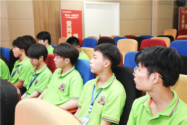 為幫助我校學(xué)生明確職業(yè)生涯規(guī)劃，確定個(gè)人職業(yè)方向，強(qiáng)化職業(yè)規(guī)劃意識(shí)，更好地樹立個(gè)人理想，2022年7月29日，南京新華電腦專修學(xué)校在學(xué)術(shù)報(bào)告廳舉行第十二屆職業(yè)生涯規(guī)劃演講大賽