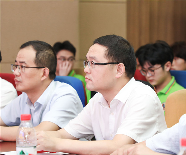 為幫助我校學(xué)生明確職業(yè)生涯規(guī)劃，確定個(gè)人職業(yè)方向，強(qiáng)化職業(yè)規(guī)劃意識(shí)，更好地樹立個(gè)人理想，2022年7月29日，南京新華電腦專修學(xué)校在學(xué)術(shù)報(bào)告廳舉行第十二屆職業(yè)生涯規(guī)劃演講大賽