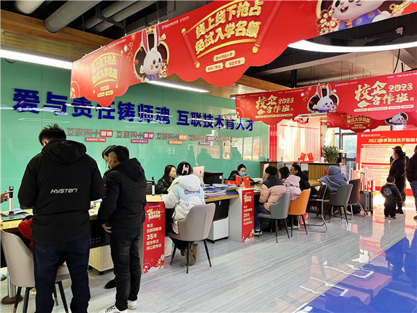 喜迎開學 圓夢新華|直擊南京新華火熱報名現場！