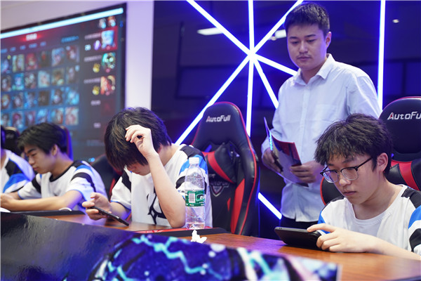 恭喜！我校學生代表隊榮獲2023 年“迎亞運”新華電腦教育王者榮耀電競對抗賽亞軍