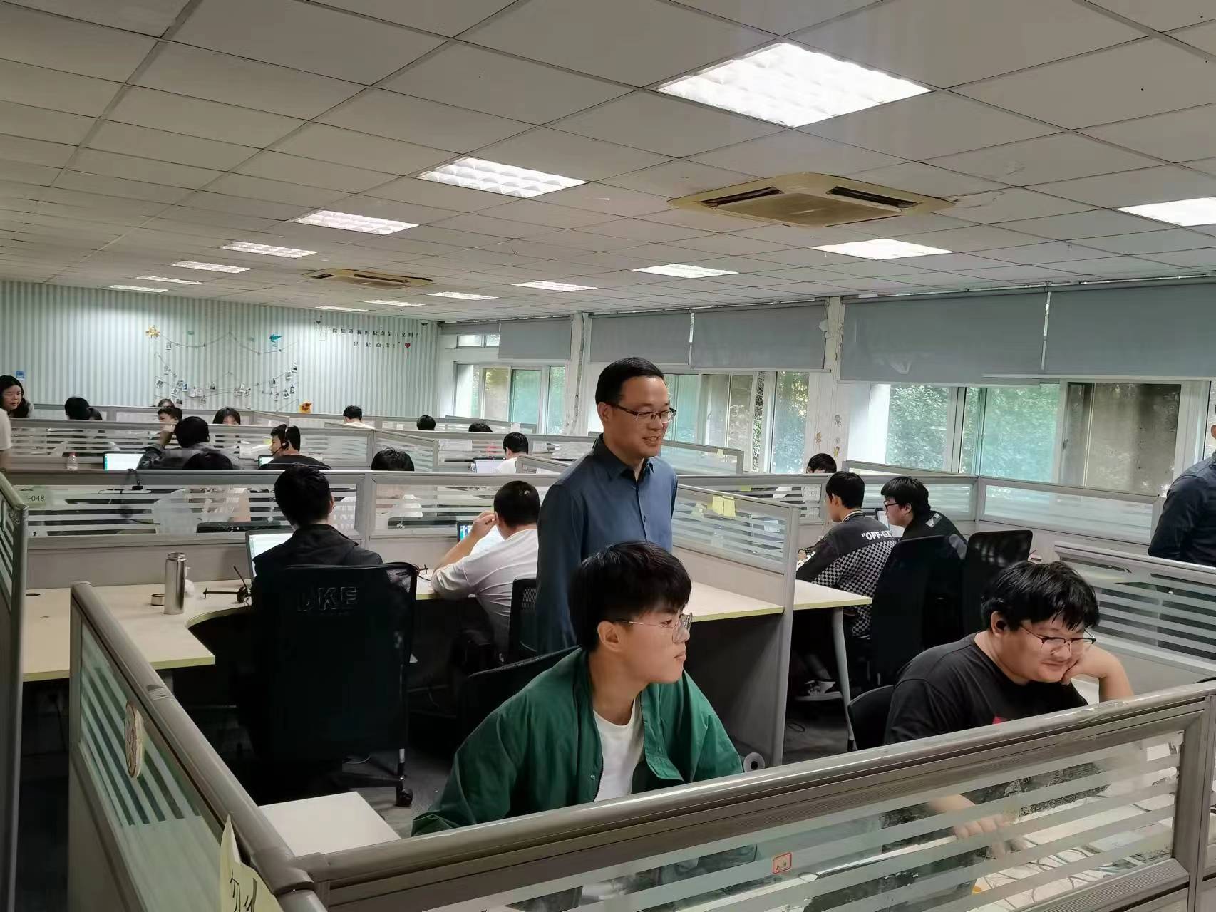 回訪企業(yè)實(shí)習(xí)學(xué)生，關(guān)懷職業(yè)成長(zhǎng)道路