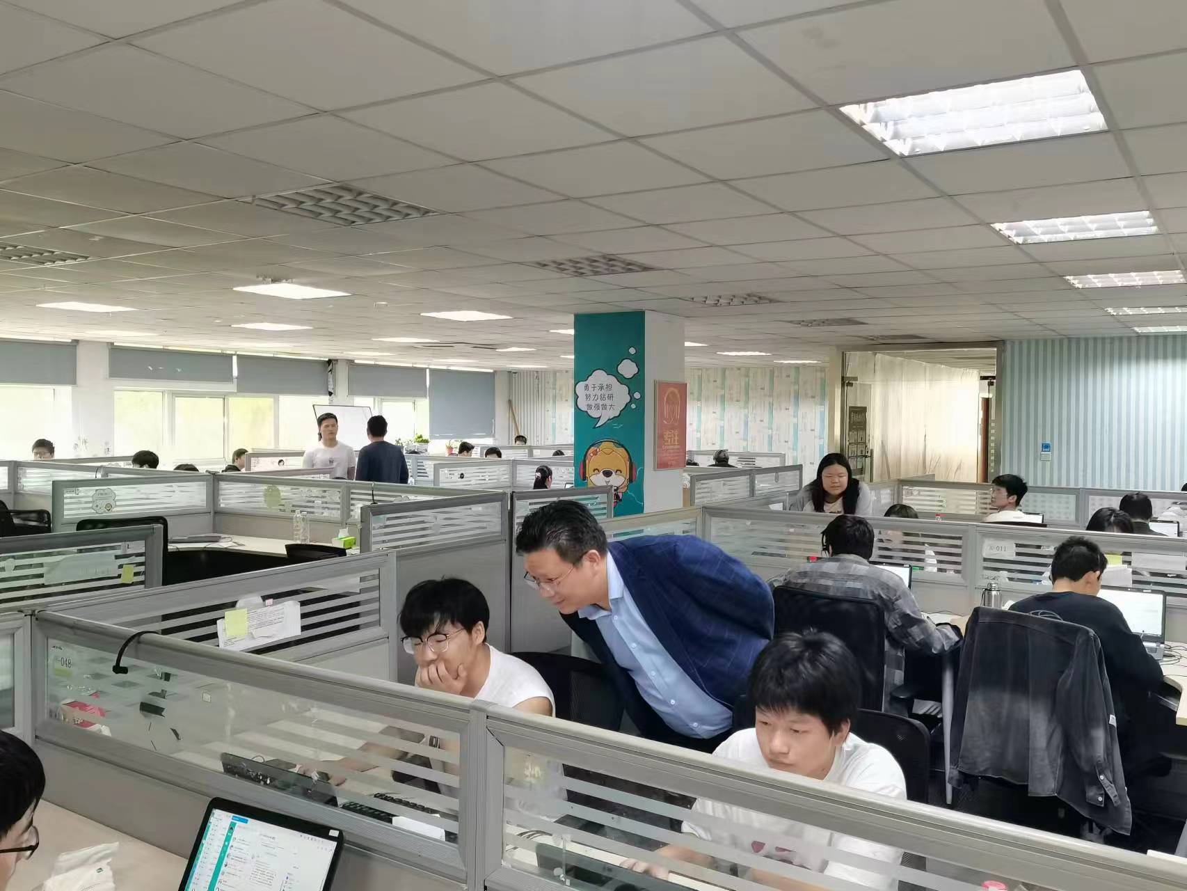 回訪企業(yè)實(shí)習(xí)學(xué)生，關(guān)懷職業(yè)成長(zhǎng)道路