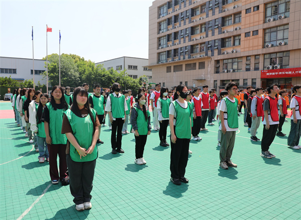 南京新華電腦專修學校2024級春季學生職業素質拓展訓練順利舉行