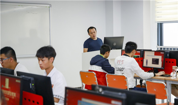 初中畢業上職業學校好么？