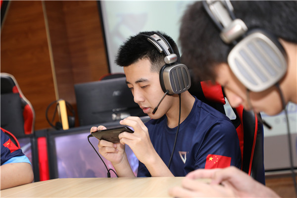 如何看待 Miss 爆料「Faker 年薪 5800 萬，LPL 選手月薪保底 2 萬」？