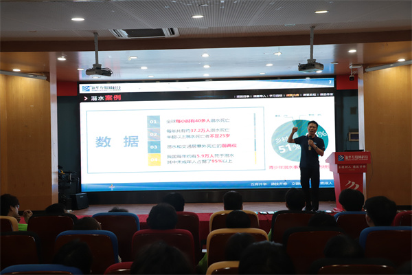 南京新華電腦專修學校舉辦新生安全教育講座，鄭德剛老師精彩開講