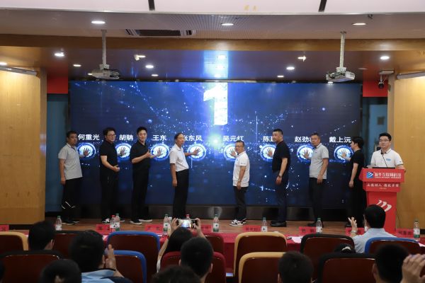 南京新華電腦舉辦2024年新專業發布會暨校企人才預定簽約儀式