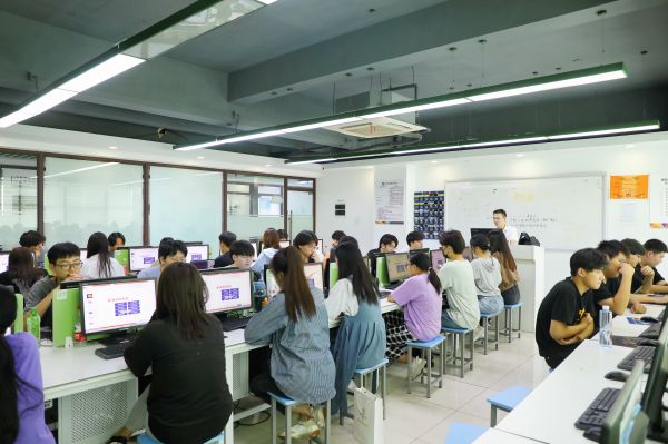 AI時代的教育與職業發展：南京新華引領AI教育新風尚